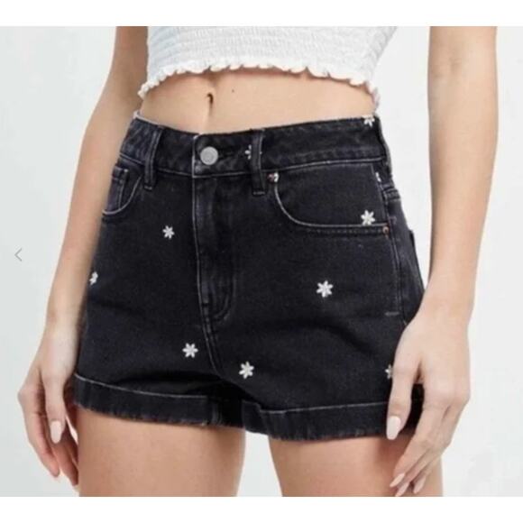 PacSun Denim Daisy Mom Shorts Size 26 Black Denim Embroidered Floral Cuffed Hem - Picture 1 of 7